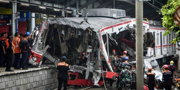 GERBONG HANCUR: Kondisi gerbong kereta rel listrik (KRL) yang ditabrak Kereta Api Argo Bromo Anggrek di Stasiun Bekasi Timur pada Senin (27/4/2026). (Foto: Rezas/AFP)