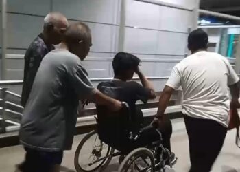 KECELAKAAN MAUT: Korban selamat insiden tabrakan kereta di Stasiun Bekasi Timur dievakuasi menggunakan kursi roda pada Senin (27/4/2026). (Foto: Liputan6.com)