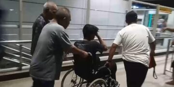 KECELAKAAN MAUT: Korban selamat insiden tabrakan kereta di Stasiun Bekasi Timur dievakuasi menggunakan kursi roda pada Senin (27/4/2026). (Foto: Liputan6.com)