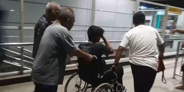 KECELAKAAN MAUT: Korban selamat insiden tabrakan kereta di Stasiun Bekasi Timur dievakuasi menggunakan kursi roda pada Senin (27/4/2026). (Foto: Liputan6.com)