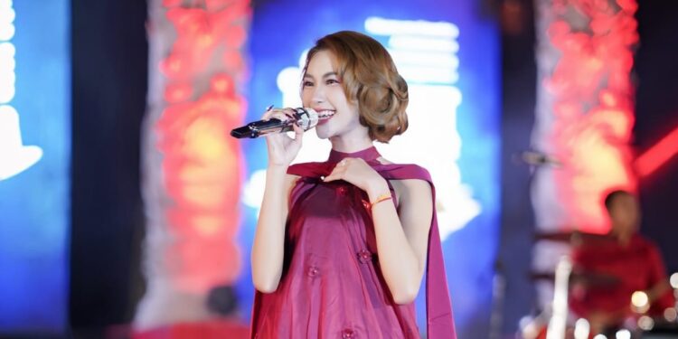 TEMBUS MANCANEGARA: Penyanyi muda spesialis lagu Mandarin, Icha Yang, tampil di stasiun televisi Hunan, Tiongkok, dalam program Qing Chun Chuang·Ge. (Foto: Dok/Icha Yang)