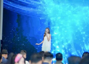 PANGGUNG MANCANEGARA: Penyanyi Mandarin asal Jember, Jawa Timur, Icha Yang, menyanyikan lagu Mandarin dalam program Qing Chun Chuang·Ge di televisi ternama Tiongkok, Hunan TV. (Foto: Dok/Icha Yang)