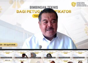 UJUNG TOMBAK: Dirjen KemenP2MI Ahnas menyampaikan paparan dalam Bimtek petugas verifikator yang diselenggarakan oleh PPSDM KP2MI/BP2MI selama dua hari, Rabu (29/4/2026)–Kamis (30/4/2026). (Foto: Humas KemenP2MI)