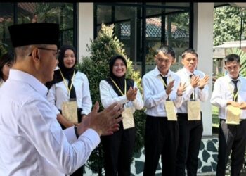 KUALITAS PMI: Menteri Pelindungan Pekerja Migran Indonesia (P2MI) Mukhtarudin (kiri) berdialog dengan para PMI yang akan diberangkatkan ke negara penempatan beberapa waktu lalu. (Foto: Dok/Humas KemenP2MI)