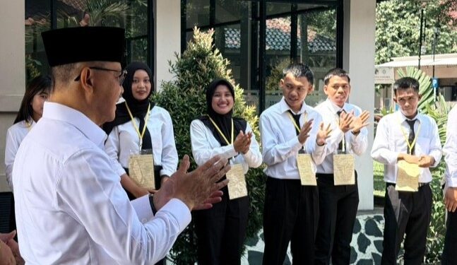 KUALITAS PMI: Menteri Pelindungan Pekerja Migran Indonesia (P2MI) Mukhtarudin (kiri) berdialog dengan para PMI yang akan diberangkatkan ke negara penempatan beberapa waktu lalu. (Foto: Dok/Humas KemenP2MI)