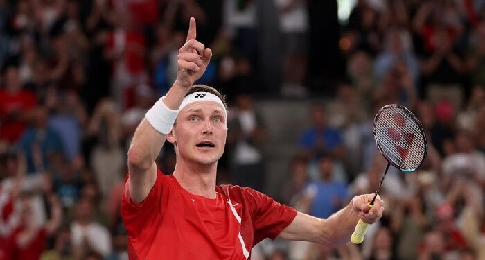 AKHIR KARIR: Viktor Axelsen memutuskan pensiun dari bulutangkis. (Foto Ilustrasi: Michael Reaves/Getty Images)
