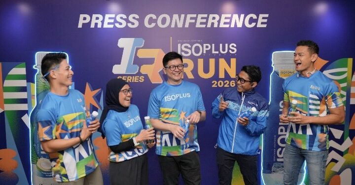 ISOPLUS Run Series 2026 Targetkan 17 Ribu Peserta 1 SIARAN PERS: Head of Ready to Drink Beverages WINGS Group Indonesia Joshua Gunawan (tengah) dalam siaran pers di Jakarta pada Selasa (14/4/2026). (FOTO: SHANTY AULIA/KORANINDOPOS.COM)