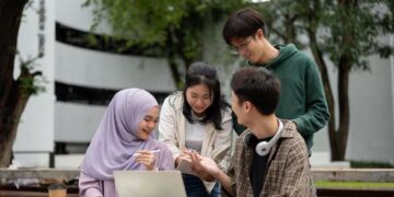 CIVITAS AKADEMIKA: Sejumlah mahasiswa berdiskusi di area kampus. (Foto Ilustrasi: Istimewa)
