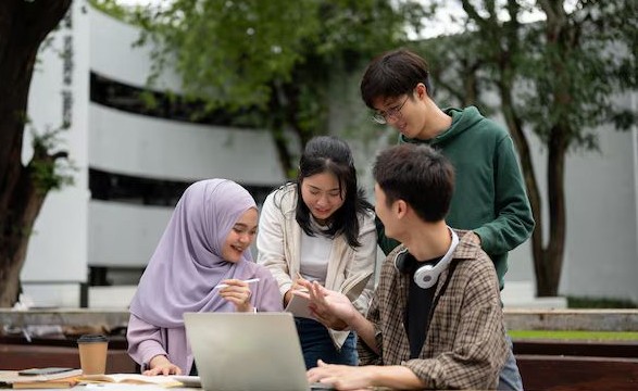 Gelar Akademik Bukan Lagi Jaminan, Cara Pandang Orang Tua Telah Bergeser 1 CIVITAS AKADEMIKA: Sejumlah mahasiswa berdiskusi di area kampus. (Foto Ilustrasi: Istimewa)