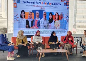 KERJA NYATA: Dari kiri, Executive Director LAB Foundation by lingkaran Riana Linda selaku MC, Pendiri & Ketua Eksekutif KONEKIN Marthella Sirait, Pendidik dan Inisiator Jaringan Semua Murid Semua Guru Najelaa Shihab, Kepala Pusat Pengembangan Literasi Digital, Badan Pengembangan Sumber Daya Manusia, Kementerian Komunikasi dan Digital RI Rizki Ameliah, Asisten Direktur, Departemen Pengelolaan Uang Bank Indonesia Fenty Tirtasari Ekarina, dan Country Lead CANVA Indonesia Stefani Herlie dalam keterangan pers Belajaraya Jakarta 2026 di Jakarta pada Selasa (21/4/2026). (Foto: Dok/Tim Belajaraya)