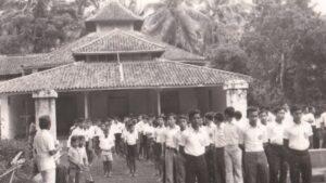 JEJAK SEJARAH: Para peserta didik beraktivitas di luar gedung sekolah. Lembaga pendidikan ini telah berdiri sejak 1887 Masehi. (Foto/Dok/Al-irsyad.com)