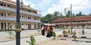 MODERNISASI FASILITAS: Sejumlah warga sekolah melakukan aktivitas di halaman sekolah. (Foto: Dok/radarbanyumas.disway.id) 