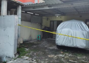 OLAH TKP: Garis polisi terbentang di rumah korban IT di Pakualam Serpong Utara, Kota Tangerang Selatan pada Kamis (16/4/2026). (HARIS SUNANDAR/KORANINDOPOS.COM)