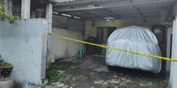 OLAH TKP: Garis polisi terbentang di rumah korban IT di Pakualam Serpong Utara, Kota Tangerang Selatan pada Kamis (16/4/2026). (HARIS SUNANDAR/KORANINDOPOS.COM)