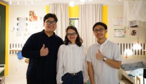 DESAIN INTERIOR: Dari kiri ke kanan, Business Leader IKEA Indonesia Alfonsus Kristian, Public Relations Manager IKEA Indonesia Ririn Basuki, Interior Design Leader IKEA Indonesia Muhammad Yusuf Attori pada press event bertajuk Ga Perlu Main Petak Umpet Lagi di IKEA, Alam Sutera, Kota Tangerang pada Kamis (16/4/26). (FOTO: SHANTY AULIA/KORANINDOPOS.COM)