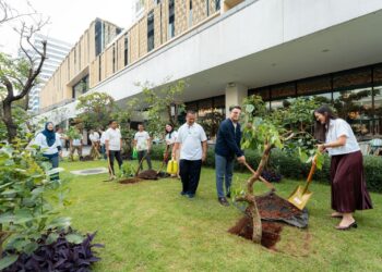 Peringati Hari Bumi, Sarinah Gelar Aksi Nyata Penanaman dan Pembagian Bibit Pohon