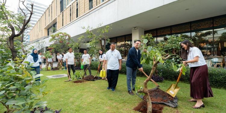 Peringati Hari Bumi, Sarinah Gelar Aksi Nyata Penanaman dan Pembagian Bibit Pohon