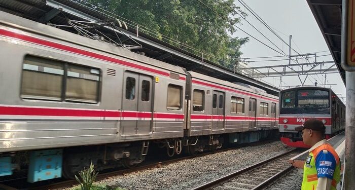 Hari Pertama WFH ASN, Jumlah Penumpang KRL Turun 27 Persen