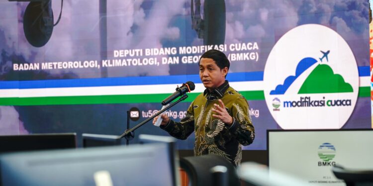 Kemenhut dan BMKG Perkuat Operasi Modifikasi Cuaca untuk Cegah Karhutla