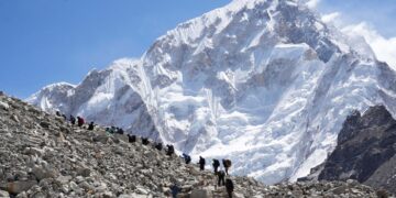 Konflik Timur Tengah Tekan Pariwisata Nepal, Pendaki Everest Menurun
