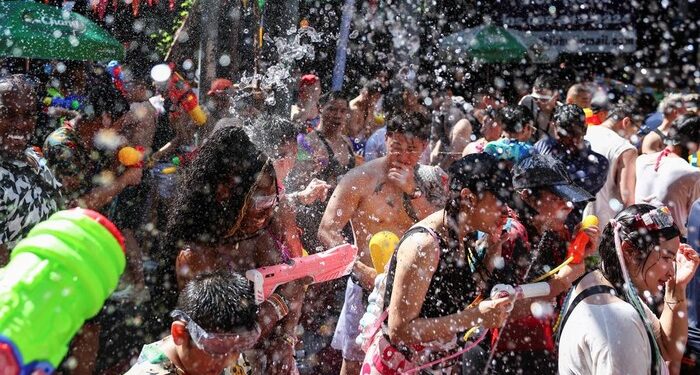Di Balik Meriahnya Songkran, Ratusan Nyawa Melayang di Jalan Raya