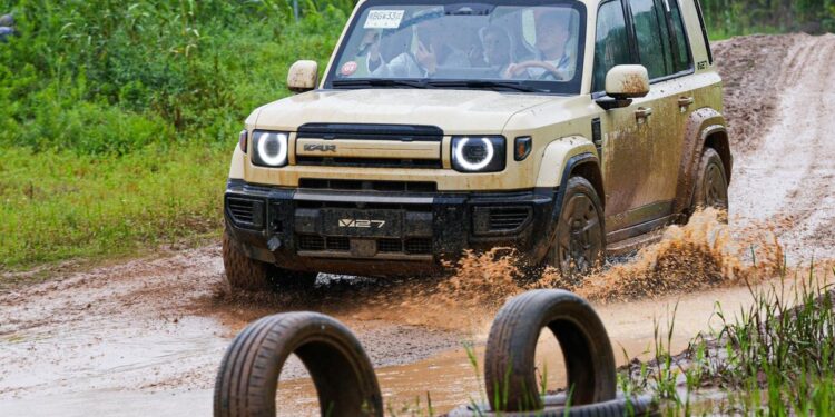 Jajal iCar V27 di Medan Off-road, Tangguh Meski Pakai Ban Semi Off-road