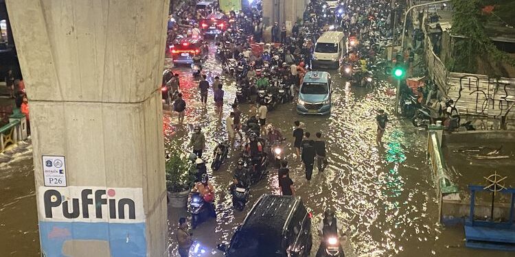 Hujan Deras Picu Banjir dan Gangguan Transportasi di Jakarta