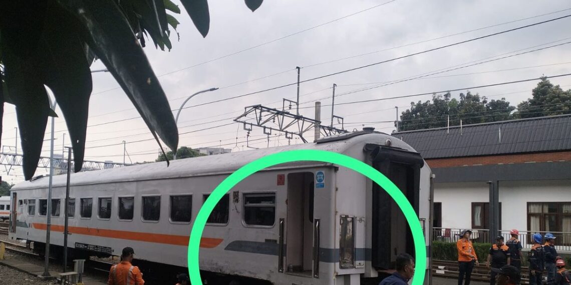 Lokomotif KA Jaka Tingkir dan Gerbong KA Serayu Anjlok di Stasiun Pasar Senen