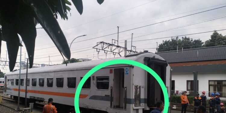 Lokomotif KA Jaka Tingkir dan Gerbong KA Serayu Anjlok di Stasiun Pasar Senen
