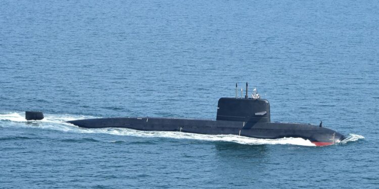 Kapal Selam Pakistan dan Kapal Perang Indonesia Bermanuver di Laut Jawa