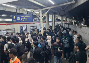 Cerita Penumpang KRL Terjebak 1,5 Jam di Stasiun Duri, Gagal Temani Anak Takbiran