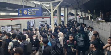 Cerita Penumpang KRL Terjebak 1,5 Jam di Stasiun Duri, Gagal Temani Anak Takbiran