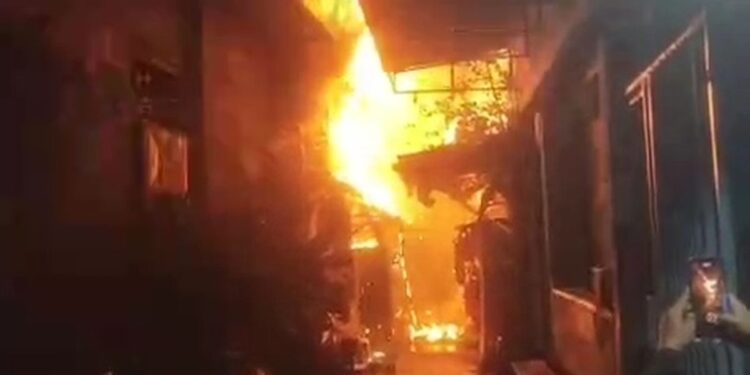 Kebakaran Hebat di Tambora Hanguskan 27 Bangunan, Ratusan Warga Kehilangan Tempat Tinggal