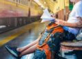 ASURANSI PERJALANAN: Traveller menunggu moda transportasi umum. Asuransi perjalanan adalah hal penting sebagai proteksi diri. (Foto Ilustrasi: Istockphoto/Stephane Noiret)