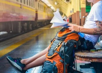 ASURANSI PERJALANAN: Traveller menunggu moda transportasi umum. Asuransi perjalanan adalah hal penting sebagai proteksi diri. (Foto Ilustrasi: Istockphoto/Stephane Noiret)