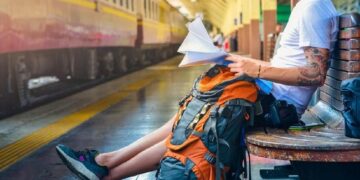 ASURANSI PERJALANAN: Traveller menunggu moda transportasi umum. Asuransi perjalanan adalah hal penting sebagai proteksi diri. (Foto Ilustrasi: Istockphoto/Stephane Noiret)