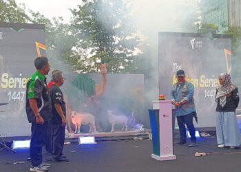 DISTRIBUSI KURBAN: Aktor senior tanah air, Indro Warkop DKI (topi biru), hadir dalam seremonial pembukaan Kurbanaval 2026 bertajuk Siapkan Kendaraan Terbaik Versimu di Cibis Park, Cilandak, Jakarta Selatan pada Sabtu (2/5/2026). (Foto: Dok./Dompet Dhuafa)
