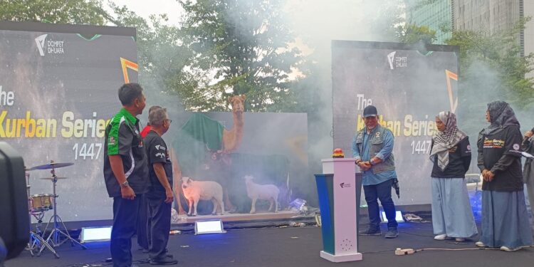 DISTRIBUSI KURBAN: Aktor senior tanah air, Indro Warkop DKI (topi biru), hadir dalam seremonial pembukaan Kurbanaval 2026 bertajuk Siapkan Kendaraan Terbaik Versimu di Cibis Park, Cilandak, Jakarta Selatan pada Sabtu (2/5/2026). (Foto: Dok./Dompet Dhuafa)
