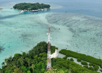 TELEKOMUNIKASI: Sebuah tower base transceiver station (BTS) berdiri menjulang di tengah pulau. (Foto Ilustrasi: Dok./Telkomsel)