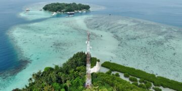TELEKOMUNIKASI: Sebuah tower base transceiver station (BTS) berdiri menjulang di tengah pulau. (Foto Ilustrasi: Dok./Telkomsel)