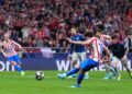 STRIKER INTI: Julian Alvarez mengeksekusi penalti di laga Atletico Madrid vs Arsenal di Liga Champions pada Kamis (30/4/2026). (Foto: (c) AP Photo/Manu Fernandez)