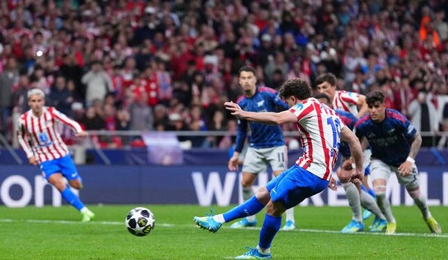 STRIKER INTI: Julian Alvarez mengeksekusi penalti di laga Atletico Madrid vs Arsenal di Liga Champions pada Kamis (30/4/2026). (Foto: (c) AP Photo/Manu Fernandez)
