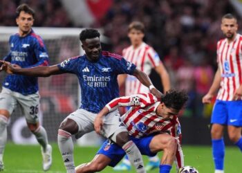 LAGA PENENTUAN:Pemain Arsenal, Bukayo Saka (kiri), berduel dengan pemain Atletico Madrid, Johnny Cardoso, dalam laga leg pertama semifinal Liga Champions pada Kamis (30/4/2026). (Foto: (c) AP Photo/Manu Fernandez)