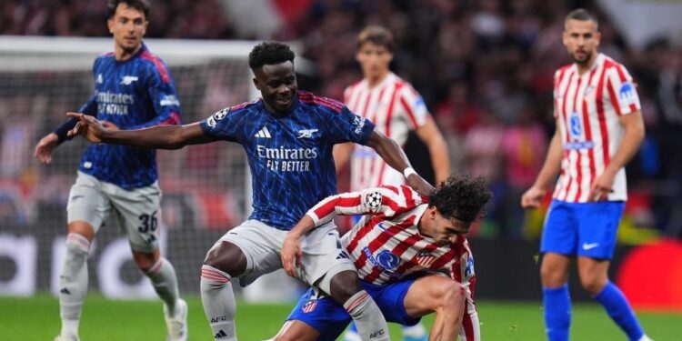 LAGA PENENTUAN:Pemain Arsenal, Bukayo Saka (kiri), berduel dengan pemain Atletico Madrid, Johnny Cardoso, dalam laga leg pertama semifinal Liga Champions pada Kamis (30/4/2026). (Foto: (c) AP Photo/Manu Fernandez)