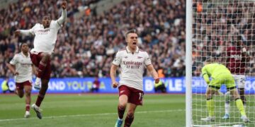 CAPAIAN POSITIF: Pemain Arsenal, Leandro Trossard, merayakan gol dalam pertandingan Premier League melawan West Ham pada Minggu (10/5/2026) malam WIB. (Foto: (c) AP Photo/Ian Walton)