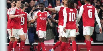 PUNCAK KLASEMEN: Selebrasi Bukayo Saka dkk dalam laga Arsenal vs Atletico Madrid di leg kedua semifinal Liga Champions 2025/2026 pada Rabu (6/5/2026). (Foto: (c) AP Photo/Alastair Grant)