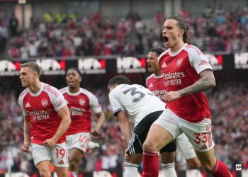 CAPAIAN POSITIF: Pemain Arsenal, Riccardo Calafiori, merayakan gol yang kemudian dianulir setelah keputusan VAR dalam laga Premier League kontra Fulham pada Sabtu (2/5/2026) malam WIB. (Foto: (c) AP Photo/Kin Cheung)