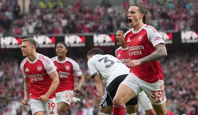 CAPAIAN POSITIF: Pemain Arsenal, Riccardo Calafiori, merayakan gol yang kemudian dianulir setelah keputusan VAR dalam laga Premier League kontra Fulham pada Sabtu (2/5/2026) malam WIB. (Foto: (c) AP Photo/Kin Cheung)