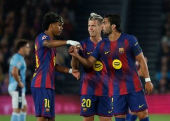 GELAR JUARA: Pemain Barcelona, Lamine Yamal, Dani Olmo, dan Ferran Torres, dalam pertandingan La Liga melawan Celta Vigo pada Kamis (23/4/2026) dini hari WIB. (Foto: (c) AP Photo/Joan Monfort)