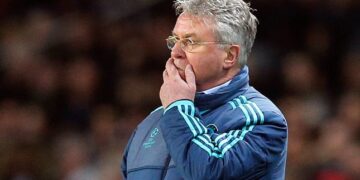 UBAH TREN: Guus Hiddink saat memimpin Chelsea dalam laga leg pertama babak 16 besar Liga Championskontra PSG di Parc des Princes, Paris, Prancis pada Selasa (16/2/2016). (Foto: (c) AP Photo/Christophe Ena)